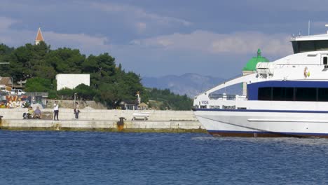 Catamarán-Vida-De-La-Empresa-Estatal-Croata-Jadronlinija-Llegando-A-Bol,-Brac