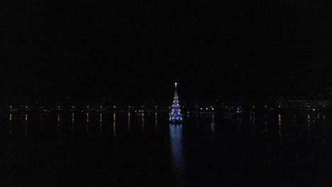 Rückwärtsschwenk-Aus-Der-Luft-Vom-Höchsten-Schwimmenden-Weihnachtsbaum-Der-Welt-Mit-Wechselnden-Lichtern-Von-2018-Im-Stadtsee-Von-Rio-De-Janeiro,-Brasilien