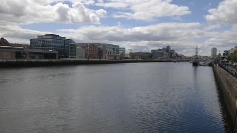 Toma-Panorámica-Del-Río-Liffey-En-Dublín