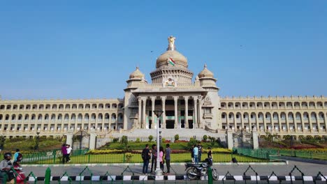 Weitwinkel-Motionlapse-Video-Von-Vidhana-Soudha-In-Bengaluru,-Karnataka,-Indien-Tagsüber