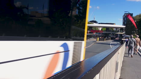 El-Autobús-De-Transporte-De-Brisbane-Pasa-Por-El-Centro-Cultural-Busway-South-Bank,-Queensland,-Australia