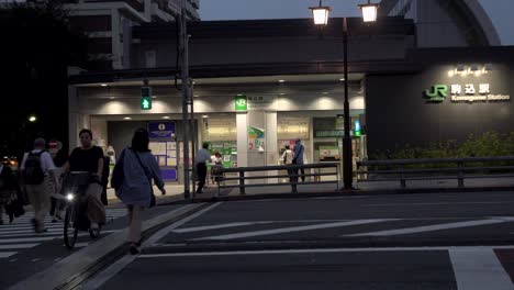 Tokio,-Japón--:-Estación-Jr-Komagome,-Salida-Norte,-4k,-Gente-En-El-Crepúsculo,-Multitud-Apresurada,-Alejamiento,-Cámara-Fija,-Vista-De-ángulo-Neutral