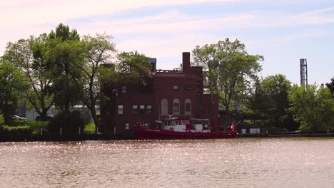 Fireboat-Sentado-En-El-Mamparo-Del-Río-Cuyahoga-En-Cleveland-Ohio
