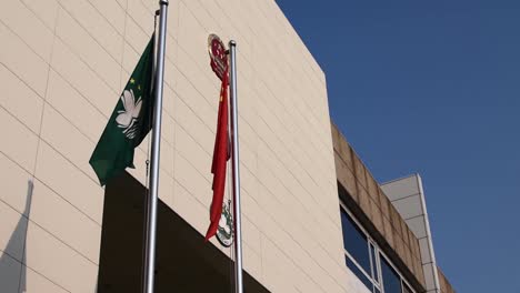 Flaggen-Von-Macau-Und-China-Wehen-Vor-Dem-Gerichtsgebäude-Von-Macau