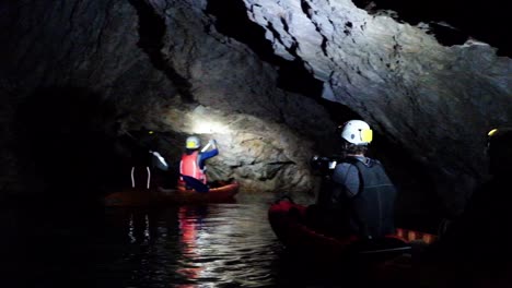 Kajakfahren-In-Unterirdischen-Höhlen-In-Slowenien