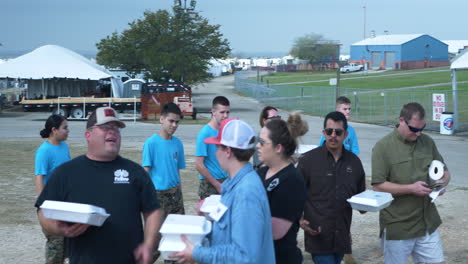 Cocineros-De-Barbacoa-Caminan-Hacia-La-Fila-De-Turno-Para-Entregar-Su-Barbacoa-A-Los-Jueces-En-La-Competencia-De-Barbacoa-De-Austin-Rodeo