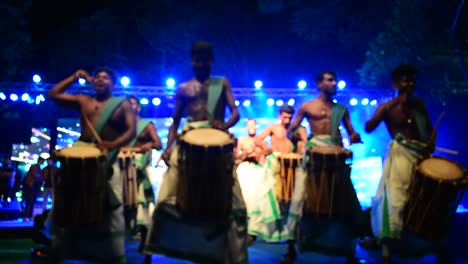 Eine-Gruppe-Von-Künstlern,-Die-Chenda-Melam-singari-Melam-Bei-Einem-Fest-Der-Architekturhochschule-In-Kerala-Aufführten