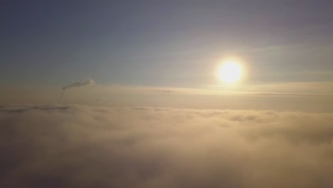 Volando-Subiendo-Sobre-Las-Nubes-Hasta-El-Hermoso-Sol-Dorado-De-La-Tarde