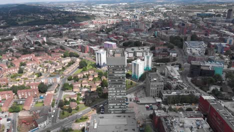 Die-University-Of-Sheffield,-Der-Arts-Tower-Vom-Weston-Park-Mit-Der-Stadt-Sheffield-Im-Hintergrund,-Sonniger-Sommertag,-Schwenk-Vom-Arts-Tower-4k-30fps