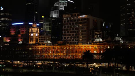 Bahnhof-Flinders-Street-Nachts,-Juli,-2019-Bahnhof-Melbourne,-Bahnhof-Flinders-Street-Melbourne-Lanmark-2019