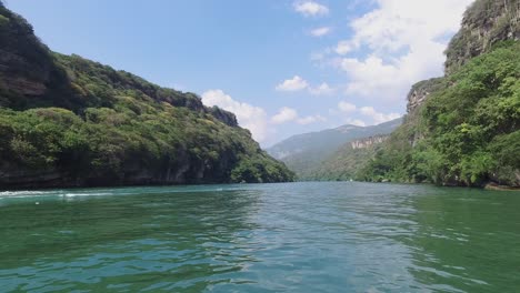 Aerial-wide-shot-of-a-boat-on-the-Grijalva-river-in-the-Sumidero-Canyon-in-Chiapas-Mexico