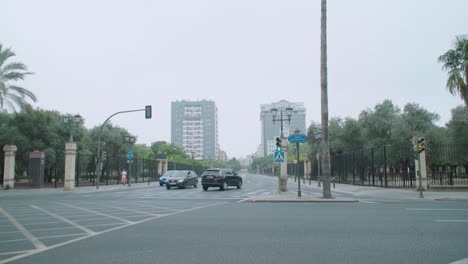 Cámara-Lenta,-Autos-En-La-Intersección-En-El-Centro-De-Sevilla,-España,-En-La-Mañana-Gris