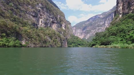Barco-Navegando-En-El-Cañon-Del-Sumidero,-Chiapas-Mexico