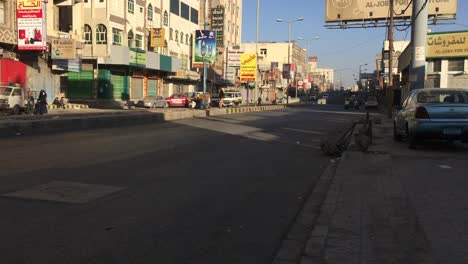 Ruhiger,-Schöner-Morgen-In-Der-Stadt-Sana&#39;a,-Die-Menschen-Auf-Der-Taiz-Straße-Beginnen-Ihren-Tag