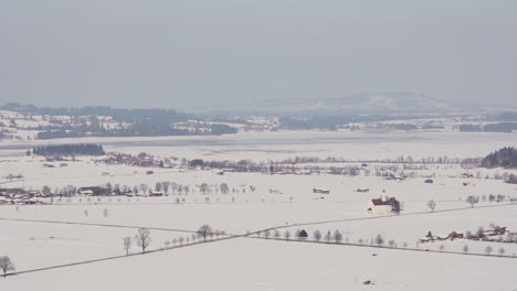 Luftaufnahme-Des-Allgäus-Im-Winter-Mit-Der-Kirche-St