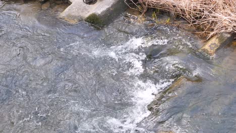 Landschaftsansicht-Des-Fließenden-Wassers-In-Einem-Kleinen-Kanalfluss-Im-Frühlingssonnenschein-In-Japan