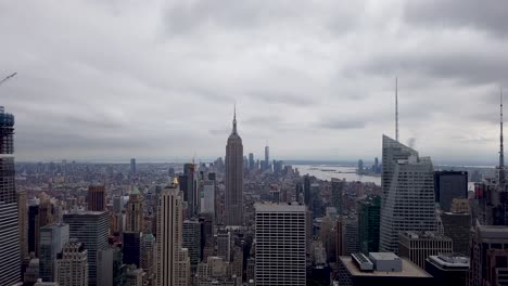 Bewegungszeitraffer-Des-Empire-State-Und-Manhattan,-Aufgenommen-Vom-Rockefeller-Center,-New-York-City-–-Juni-2019