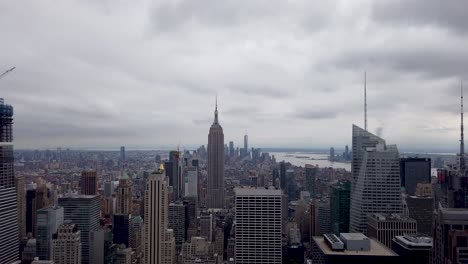 Lapso-De-Tiempo-De-Movimiento-Del-Estado-Del-Imperio-Y-Manhattan-Desde-El-Centro-Rockefeller,-Ciudad-De-Nueva-York---Junio-De-2019