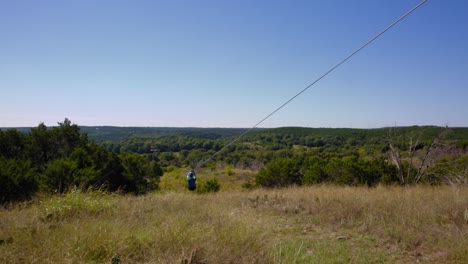 Ein-Junger-Mann-Gleitet-Auf-Einer-Seilrutsche-über-Die-Baumwipfel-Von-Oklahoma