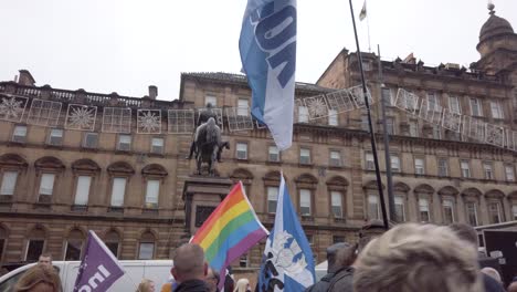 Eine-Menschenmenge-Mit-Fahnen-Im-Hintergrund-Bei-Einer-Schottischen-Unabhängigkeitskundgebung-Am-George-Square