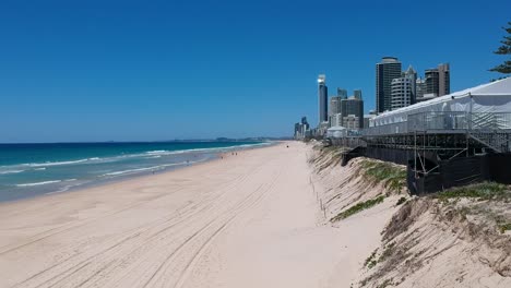 Luftaufnahme-Der-Gold-Coast-600-Supercars-Championships,-Die-Den-Stadtkurs-In-Der-Nähe-Des-Strandes-Und-Der-Hauptstraße-Zeigt