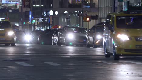 Ajetreado-Tráfico-Nocturno-De-Verano-En-Las-Calles-De-La-Ciudad-De-Nueva-York