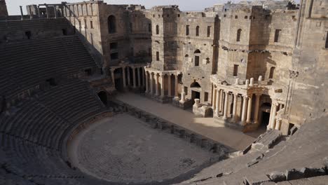 Einspielung:-Bosra-Amphitheater-Von-Oben-Gesehen,-Mit-Sitzreihen-Aus-Stein