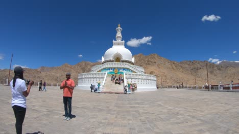 Lapso-De-Tiempo-De-Nubes-Y-Turistas-Moviéndose-Dentro-Y-Alrededor-De-Shanti-Stupa,-Uno-De-Los-Lugares-Turísticos-Más-Famosos-De-Leh-Ladakh