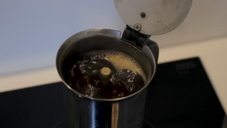 Preparar-Café-Negro-Recién-Hecho-En-Una-Lata-De-Moka