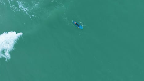 Toma-Aérea-De-Arriba-Hacia-Abajo-De-4k-De-Personas-Aprendiendo-A-Surfear-En-La-Playa-De-Pondicherry