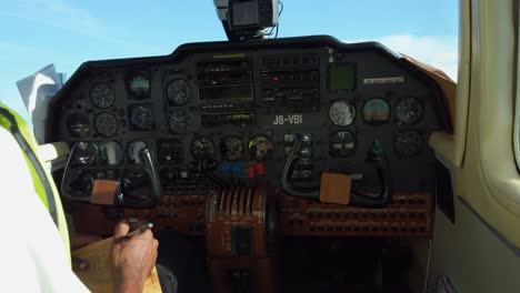 Sitzen-Hinter-Dem-Piloten-In-Einem-BN2-Propellerflugzeug-Der-Inselbewohner,-Das-über-Die-Karibische-Insel-Grenada-Fliegt