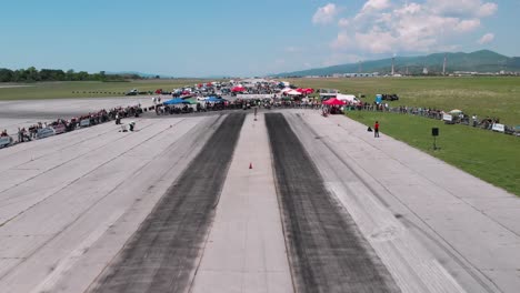 Dos-Motocicletas-Aceleran-Fuera-De-La-Línea-De-Salida-De-Una-Carrera-De-Resistencia