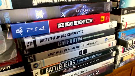 Tiro-Lento-Inclinado-Hacia-Abajo-De-Muchos-Videojuegos-De-Pc-Y-Playstation