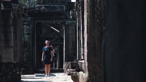 Weibliche-Touristen-Erkunden-Die-Tempel-Von-Angkor-Wat