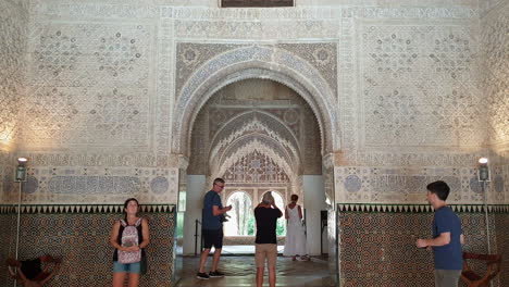 Menschen-Erkunden-Die-Halle-Der-Abencerrajes-In-Alhambra,-Granada,-Spanien