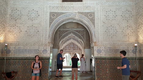 People-Explore-Hall-Of-Abencerrajes-In-Alhambra,-Granada,-Spain