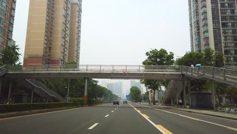 Chengdu,-China---Juli-2019:-Breite-Straßengassen,-Die-Am-Sommermorgen-Durch-Die-Hochhaus-Wohnblockvororte-Der-Stadt-Chengdu-In-Der-Provinz-Sichuan-Führen