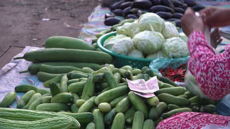 Frau-Verkauft-Gemüse-Auf-Einer-Straße