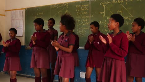 Schwarze-Mädchen-Singen-Und-Klatschen-Gemeinsam-In-Der-Afrikanischen-Highschool-Klasse