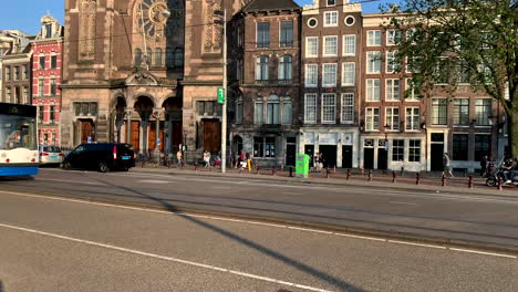 El-Tranvía-Recorre-El-Centro-De-La-Ciudad-De-Ámsterdam,-Países-Bajos,-Cuando-Hace-Buen-Tiempo