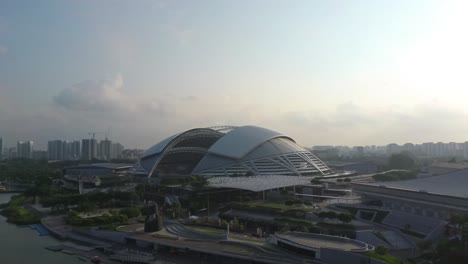 Luftdrohnenaufnahme-Des-Nationalstadions-Von-Singapur-Bei-Sonnenaufgang