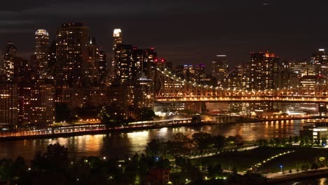 Zeitraffer-Des-Verkehrs-Am-FDR-Drive,-Der-Ed-Koch-Queensboro-Bridge,-Roosevelt-Island,-East-River-Und-East-Side-Manhattan-Bei-Nacht