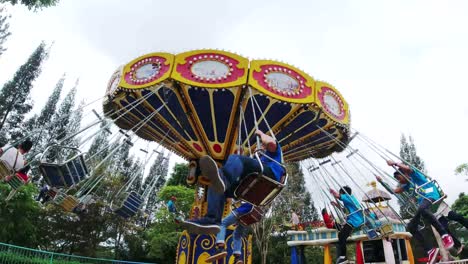 Karussellschaukelfahrt-Im-Vergnügungspark