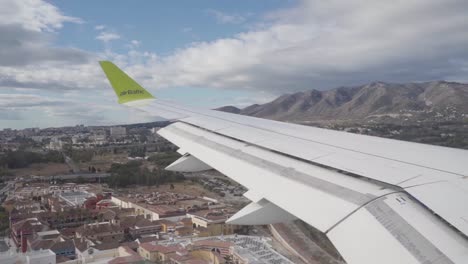 Avión-Báltico-De-Aire-Volando-A-Baja-Altura-Sobre-Una-Carretera,-Llegando-A-Aterrizar