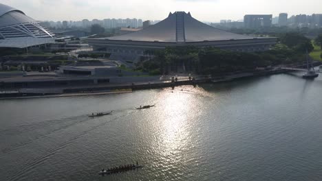 Luftdrohnenaufnahme-Des-Indoor-Stadions-In-Singapur-Bei-Sonnenaufgang