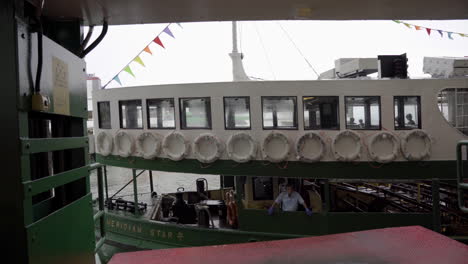 Star-Ferry-Legt-Am-Steg-In-Hongkong-An