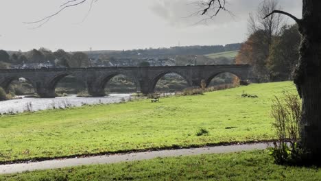 Alte-Brücke-Von-Dee-Aberdeen-Mit-Einer-Frau-Mit-Rucksack,-Die-An-Der-Brücke-Vorbeigeht