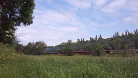 Weitwinkelaufnahme-Des-Dampfzuges-Flying-Scotsman-60103,-Der-An-Einem-Sommertag-Am-Ländlichen-Stadtrand-Von-Leeds-Vorbeifährt