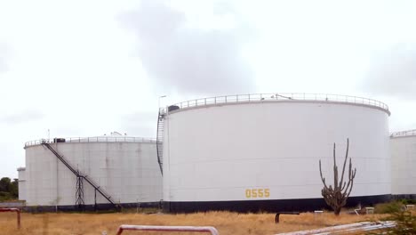 La-Conducción-Pasó-Por-Un-Tanque-De-Aceite-En-El-área-De-La-Refinería,-Pdvsa---Isla-Curacao