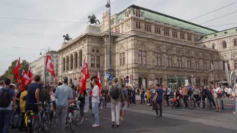 Demonstranten-Gehen-Freitags-Vor-Der-Opernfassade-Für-Künftige-Klimaschutzproteste-In-Wien,-Österreich